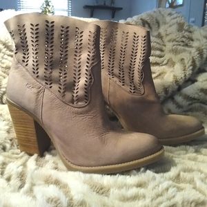 Size 9 Musse & Cloud Tan Ankle Boots